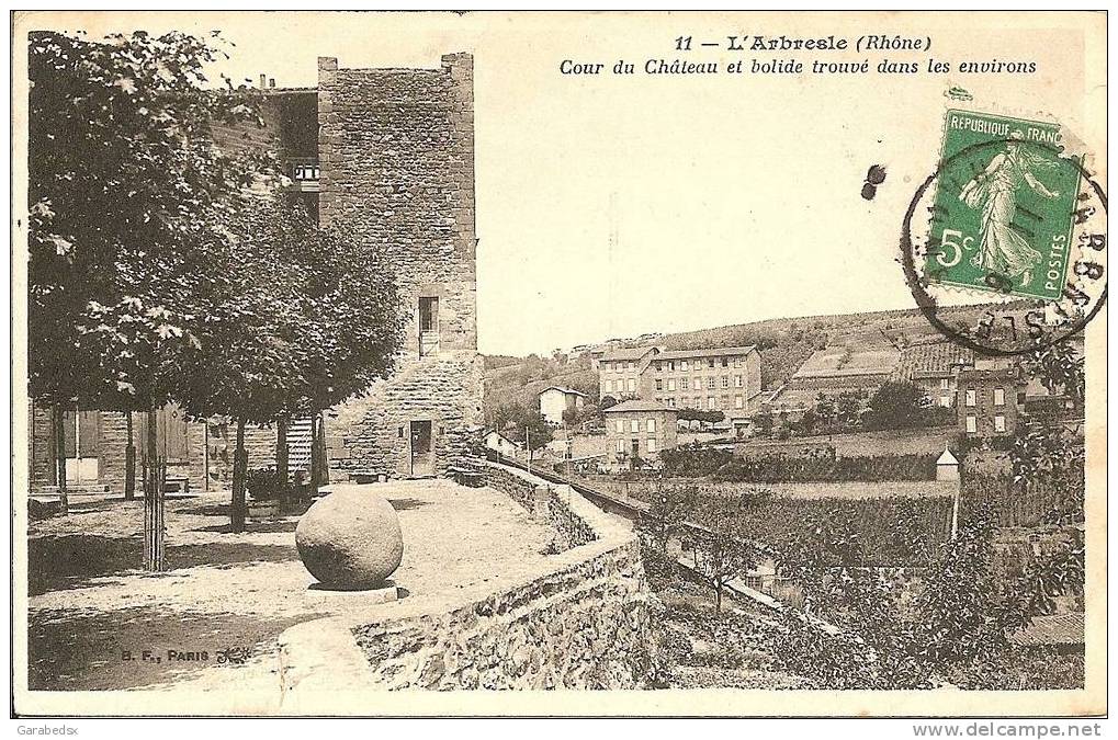 CPA De L'ARBRESLE - Cour Du Château Et Bolide Trouvé Dans Les Environs. - L'Arbresle
