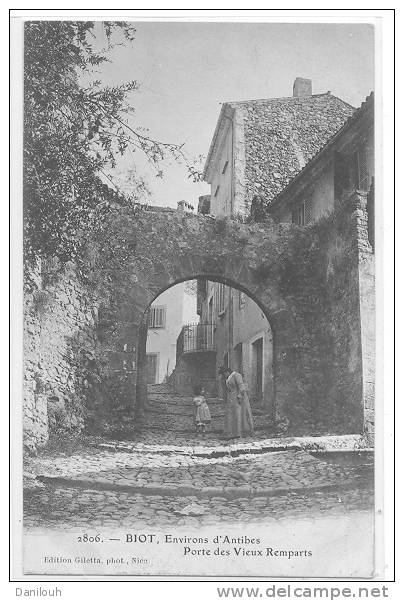 06 // BIOT / Environs D'Antibes, PORTE DES VIEUX REMPARTS / N° 2806 Ed Giletta / ANIMEE - Carte Précurseur - Biot