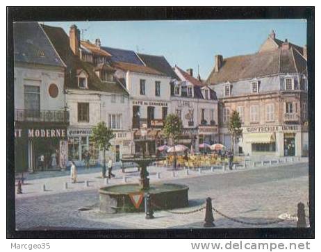 29315 Sezanne La Fontaine Place De La République édit.combier N° 3.08.80.0015 Magasins Optique Chevriot  Belle Cpsm - Sezanne