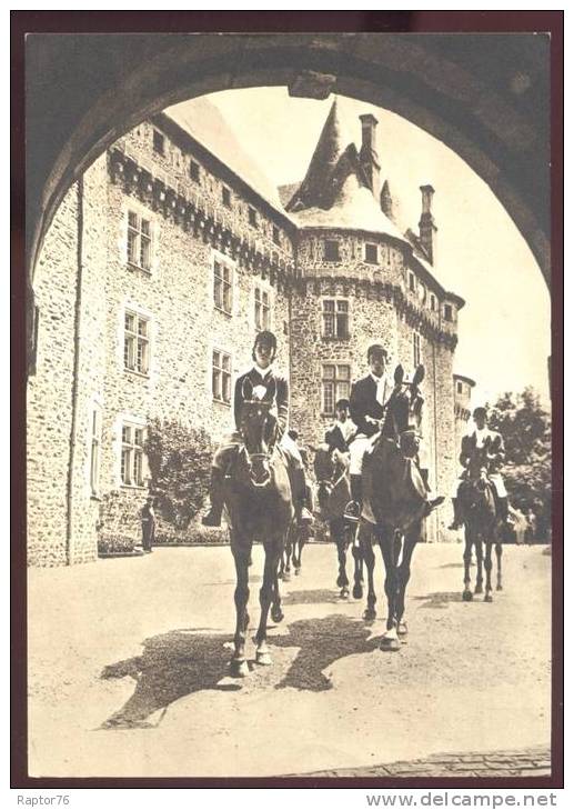 CPM Animée POMPADOUR  Cavaliers Sur La Terrasse Du Château - Arnac Pompadour