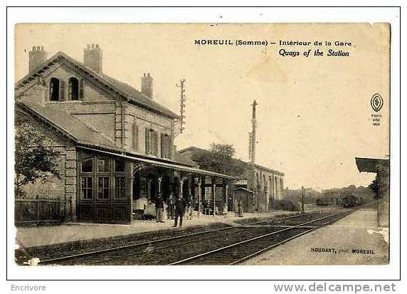 Cpa MOREUIL Interieur De La Gare Train Entrant En Gare  Controleur Et Voyageur Houdart Ph - Moreuil