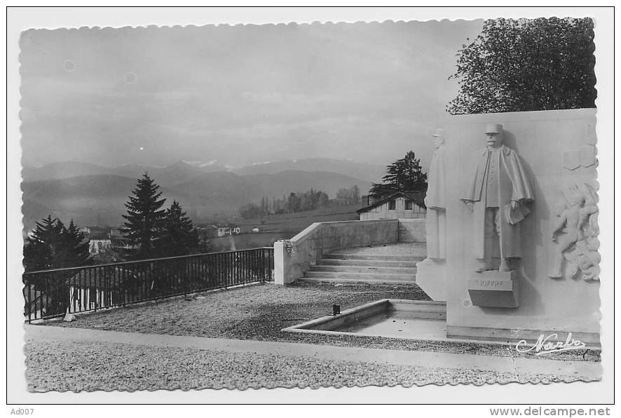 CPSM Dentelée - SAINT-GAUDENS (Haute Garonne) Monument Des 3 Maréchaux Foch Galiéni Et Joffre - Saint Gaudens