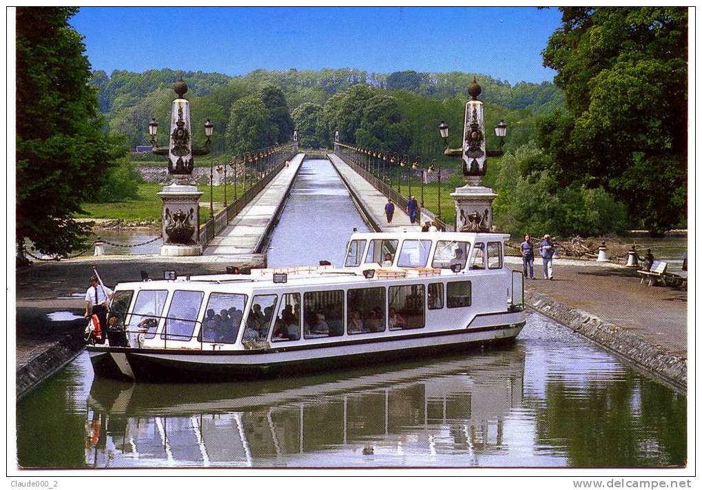 BRIARE - LE CANAL Bateau Mouche" Le Loiret " A L'entrée Du Pont Canal  ANIMEE   (A5) - Briare