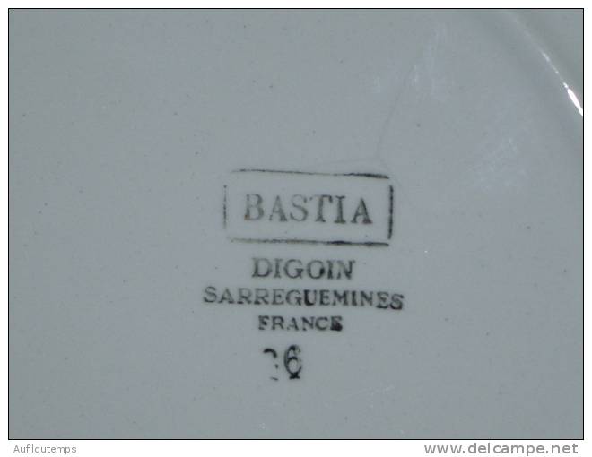 Très Belle Assiette Plate Des Faïenceries "DIGOIN - SARREGUEMINES", Collection "BASTIA", Estampillée. - Digoin (FRA)