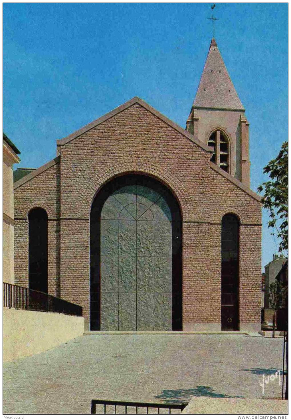 CPSM. NANTERRE. CATHEDRALE SAINTE GENEVIEVE. DATEE 1976. - Nanterre