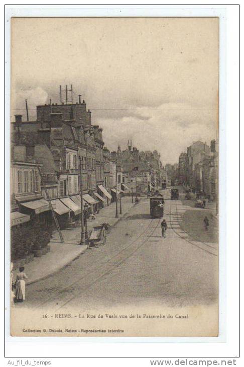 REIMS , LA RUE DE VESLE VUE DE LA PASSERELLE DU CANAL - Reims