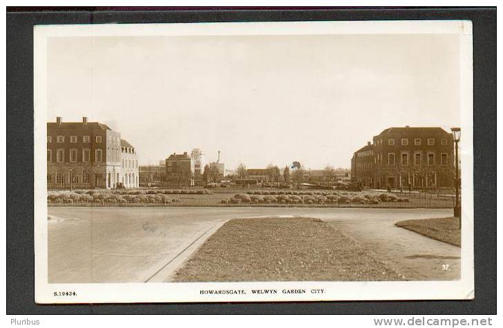 HOWARDSGATE, WELWYN GARDEN CITY, VINTAGE REAL PHOTO POSTCARD - Hertfordshire