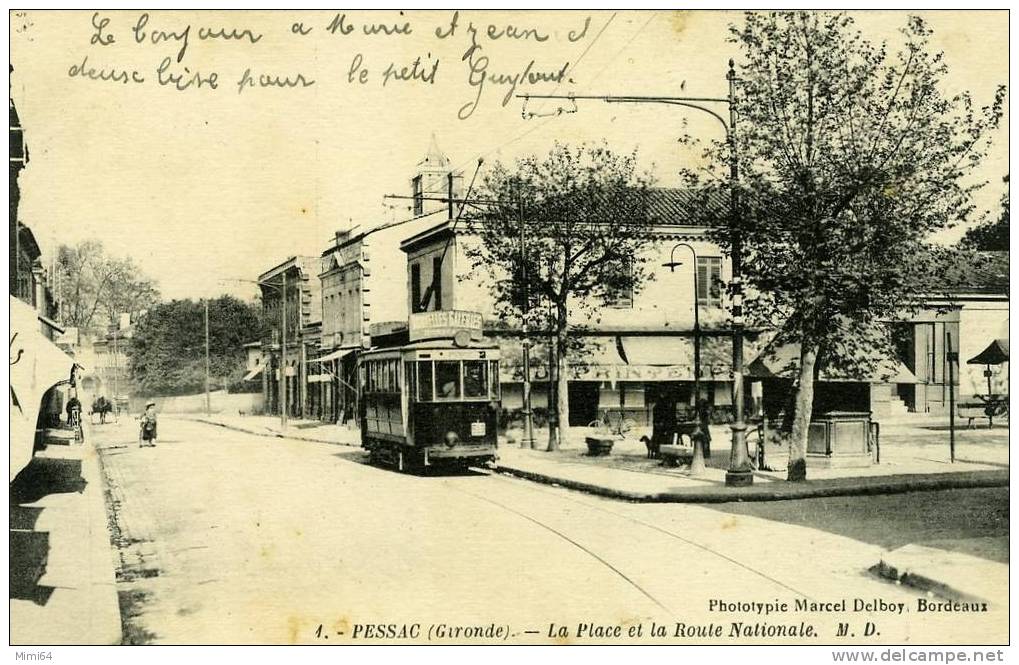 33 . PESSAC .  LA  PLACE ET LA ROUTE NATIONALE  AVEC   LE  TRAMWAY . - Pessac