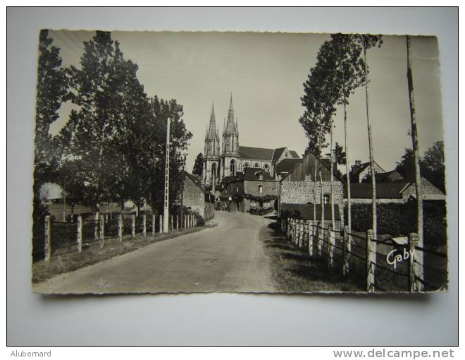 Avenue De La Basilique A Pontmain . C.p.photo .14x9 - Pontmain