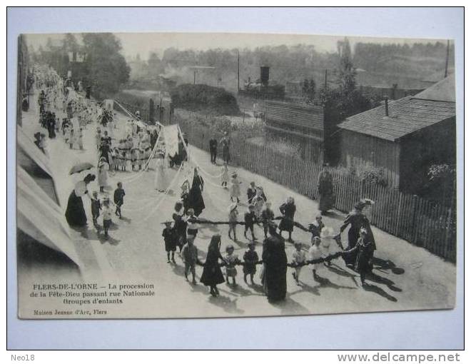 La Procession De La Fete Dieu Passant Rue Nationale, Groupe D Enfant - Flers