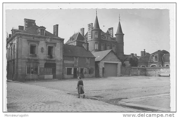 35)FL) LA GUERCHE DE BRETAGNE, Le Chateau Et Place Dugesclin, N° 6 Ed Désert, CPSM 9 X 14 - La Guerche-de-Bretagne