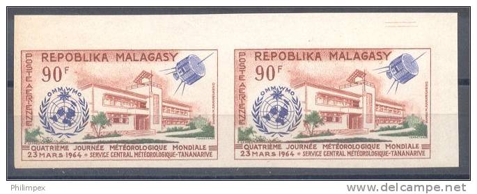 MALAGASY / MADAGASCAR, 90F METEOROLOGY DAY 1964, IMPERFEROTAD PAIR NEVER HINGED - Africa