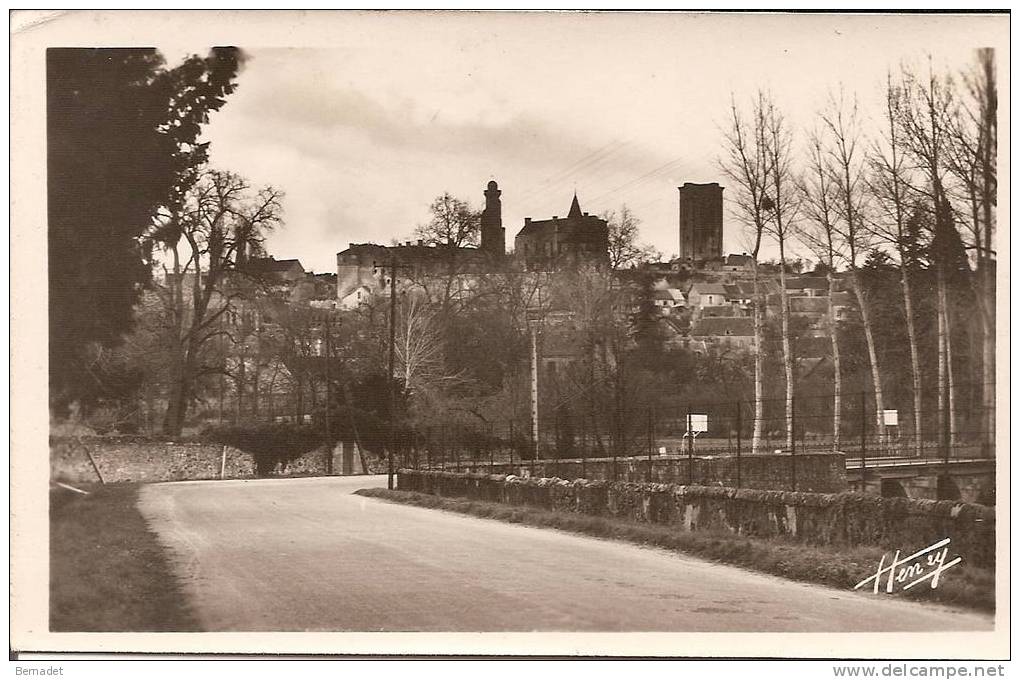 LE GRAND PRESSIGNY...VUE PANORAMIQUE ET LE STADE - Le Grand-Pressigny