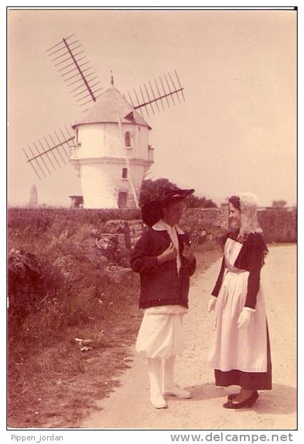 THEME MOULINS ** 44.BATZ Sur MER   **Couple En Costume Local Devant Le Moulin De La Masse ** - Moulins à Vent