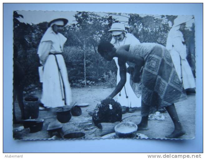 Préparons Le Repas. Région De Bangui . C.p.photo 15x10.Imp: M.Lescuyer Et Fils.Lyon - Centraal-Afrikaanse Republiek