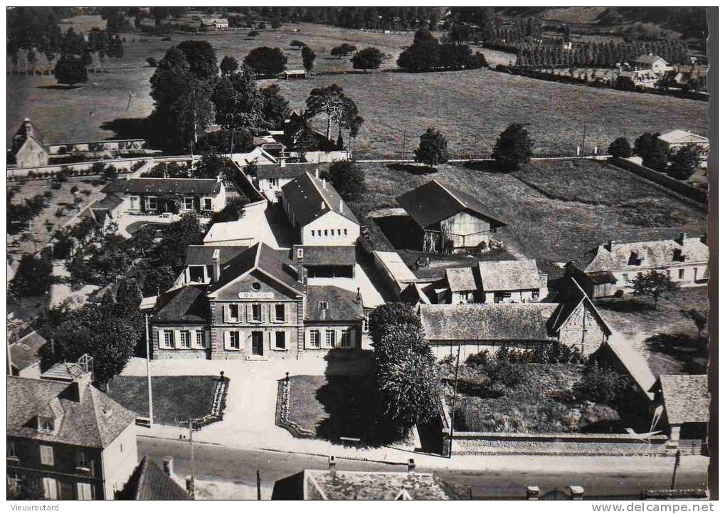 CPSM. EN AVION AU DESSUS DE.. ACQUIGNY. LA MAIRIE. ANNEE 50. DENTELLEE. - Acquigny