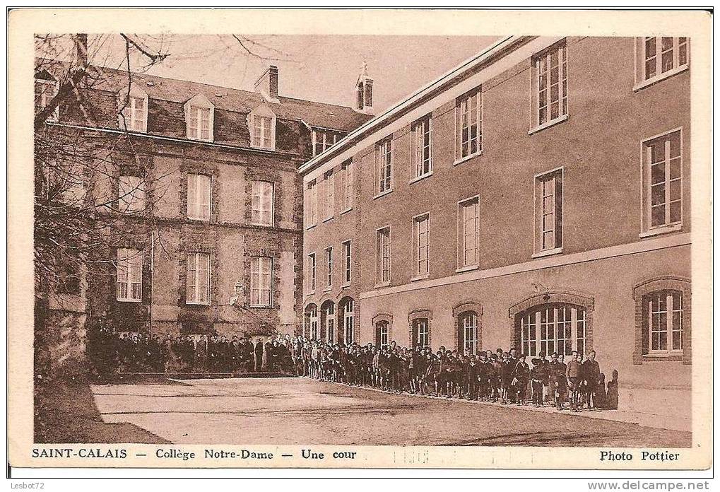 Cpa, Saint-Calais, Collège Notre-Dame - Une Cour, Très Bien Animée - Saint Calais