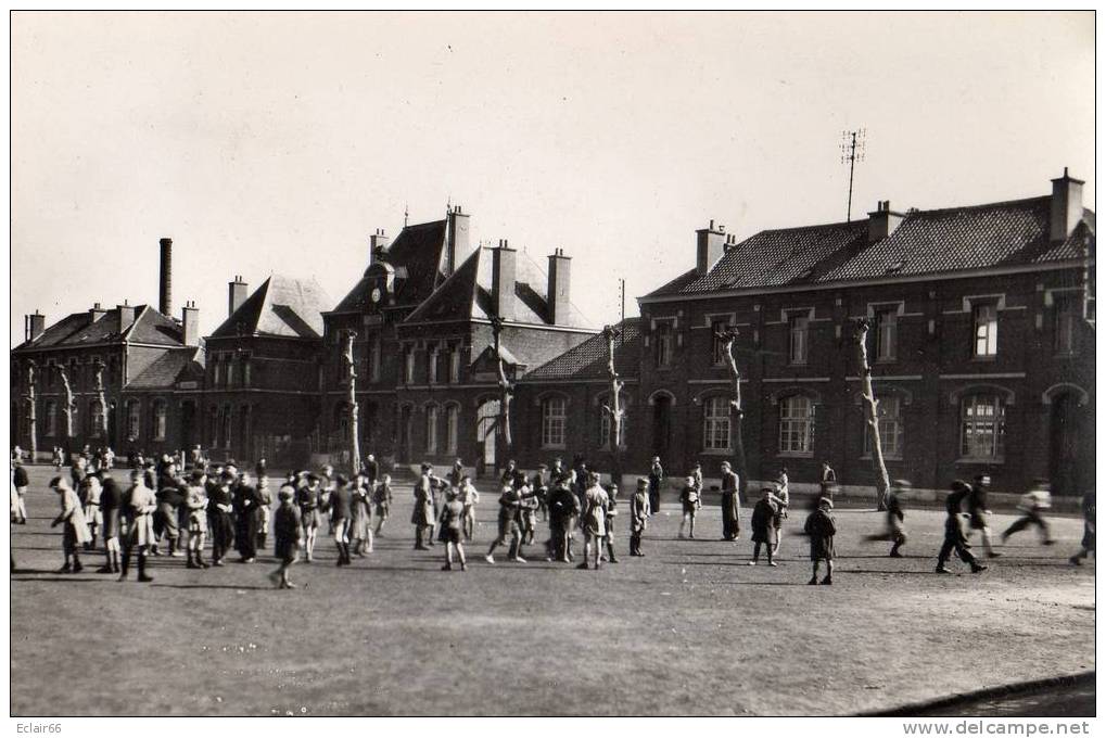 59.  Quievrechain La Mairie Et Les écoles   Trés Beau Plan  Trés Animée CPSM Année 1960 EDIT  Librairie R  PENEZ - Quievrechain