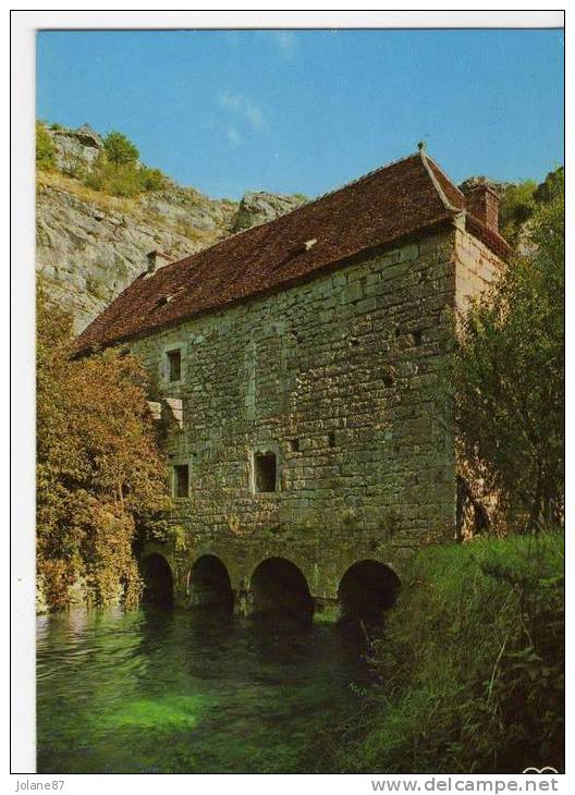 CPM       46      COUGNAGUET       MOULIN FORTIFIE         LE BLE Y EST ENCORE MOULU DE NOS JOURSS - Molinos De Agua