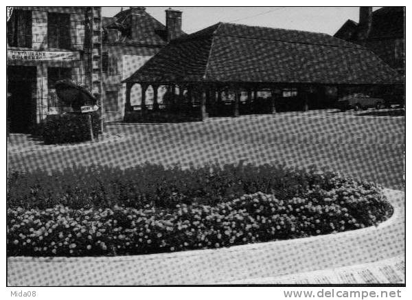 89. SEIGNELAY.  LES HALLES. Carte Couleur. Restaurant Colbert. - Seignelay