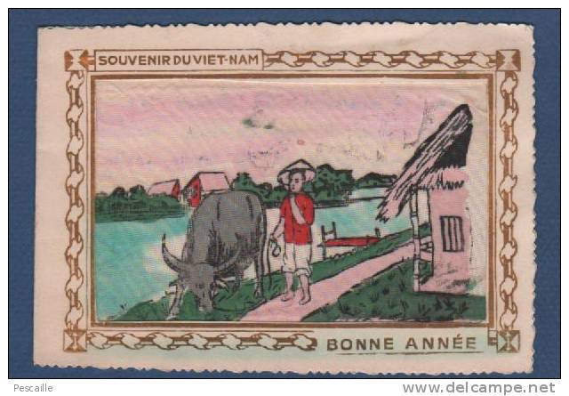 CARTE DE VOEUX EN TISSU ( SOIE ? ) COLLE SUR CADRE CARTON - SOUVENIR DU VIETNAM - BONNE ANNEE - DEPLIANT - Autres & Non Classés