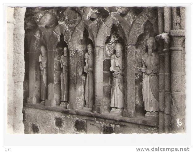 PLOUHA (Cotes-d´Armor, 22):Chapelle De KERMARIA-AN-ISQUIT ; Statues Des Apotres (XIIIe S.)sous Le Porche; Années 50  ,TB - Plouha