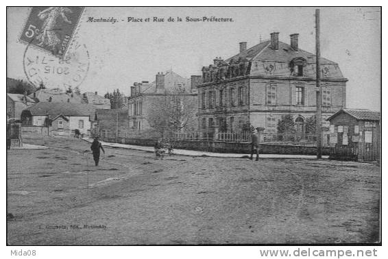 55. MONTMEDY.  PLACE ET RUE DE LA SOUS PREFECTURE. - Montmedy