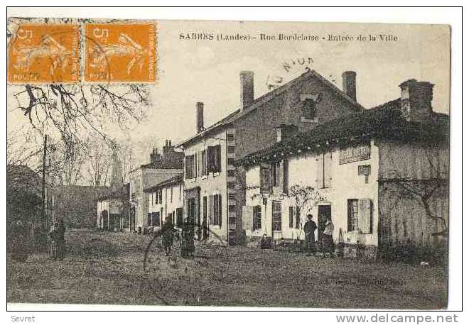 SABRES - Rue Bordelaise Et Entrée De La Ville. - Sabres