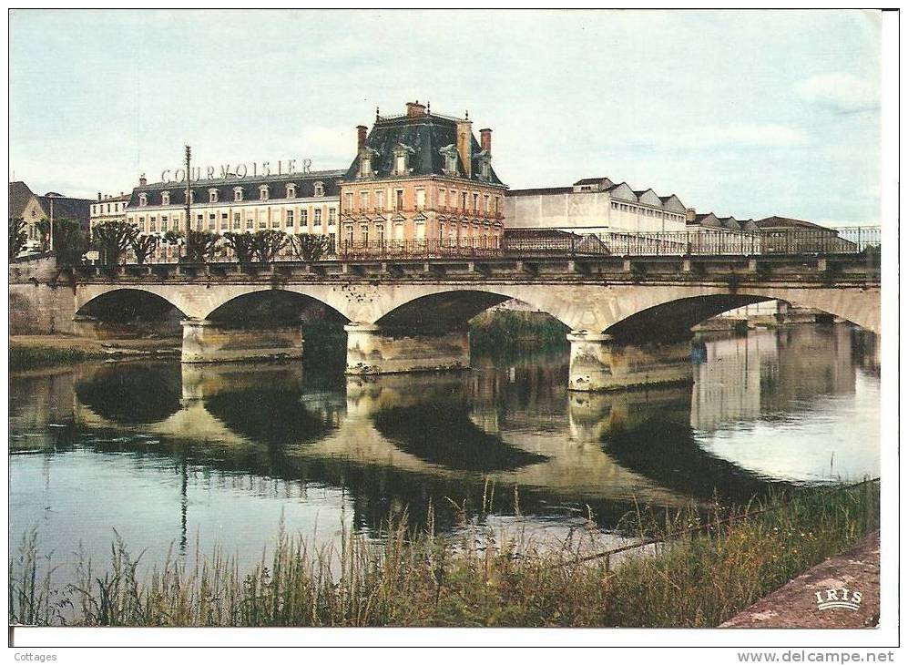 JARNAC - Le Pont Sur La Charente Et Les établissements Courvoisier - Jarnac