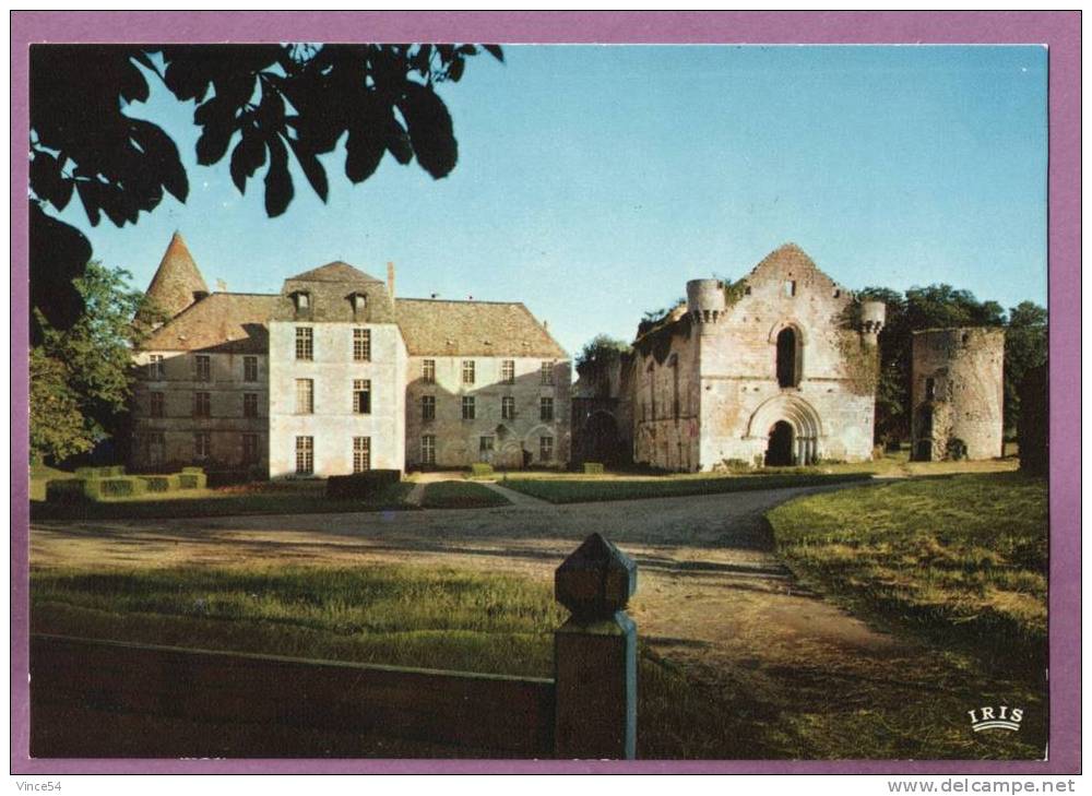 Abbaye De La REAU - Ancienne Abbaye Transformée En Château. A Droite, L´Eglise - Charroux