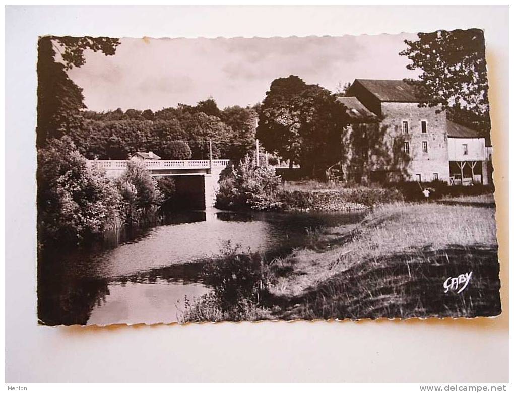 29 Port De Carhaix - Le Vieux Moulin Sur Le Canal De Nantes A Brest  1950's     F   D26743 - Carhaix-Plouguer