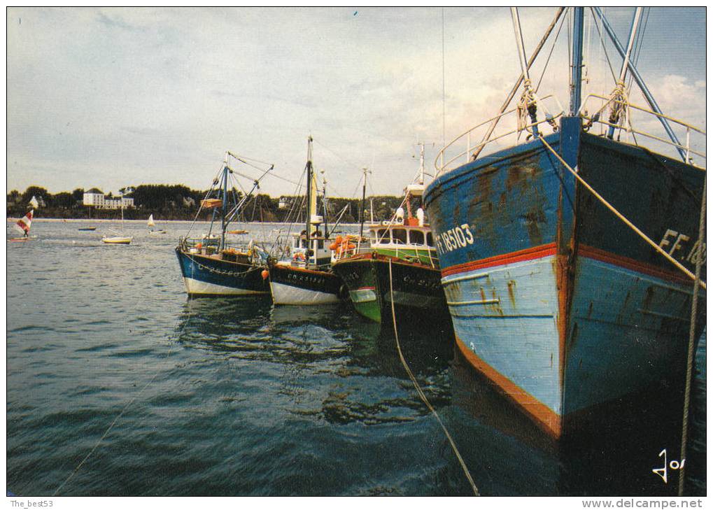 2908   -   Crozon Morgat   -   Bateau De Pêche Dans Le Port Devant Le C.C.A.S. - Crozon