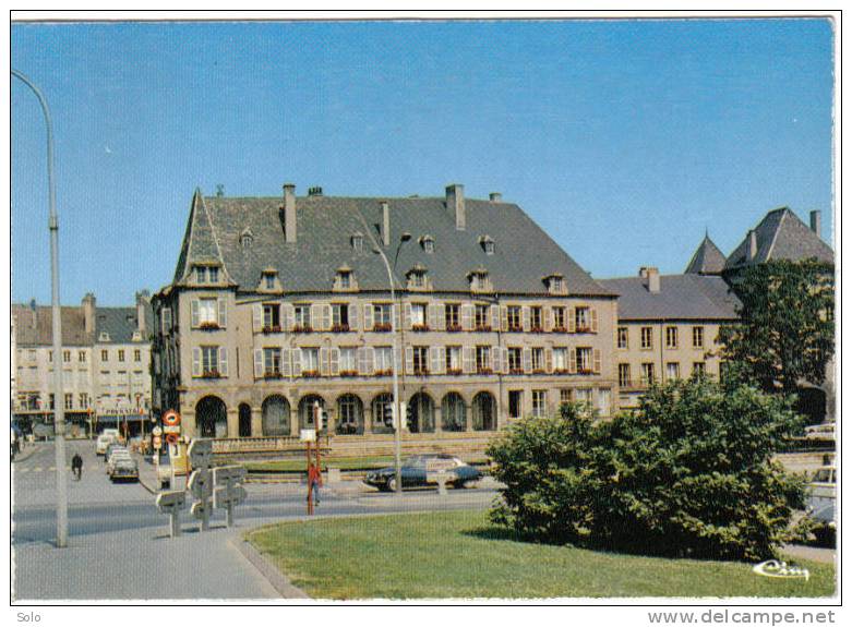 THIONVILLE - Hôtel De Ville   (Citroën DS) - Thionville