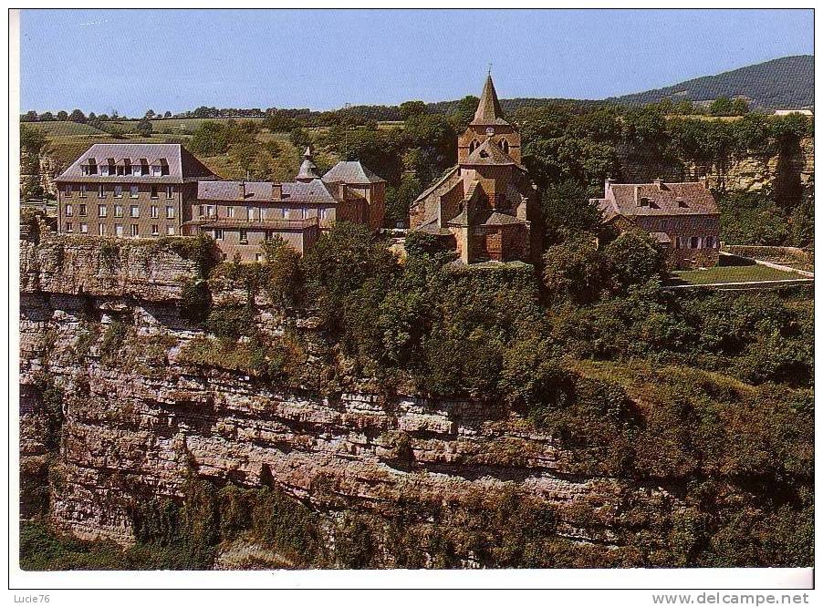 BOZOULS -  Au Bord D´une Haute Falaise Dominant Un Cirque De 300 M. Appelé  " Gour D´Enfer" - Bozouls