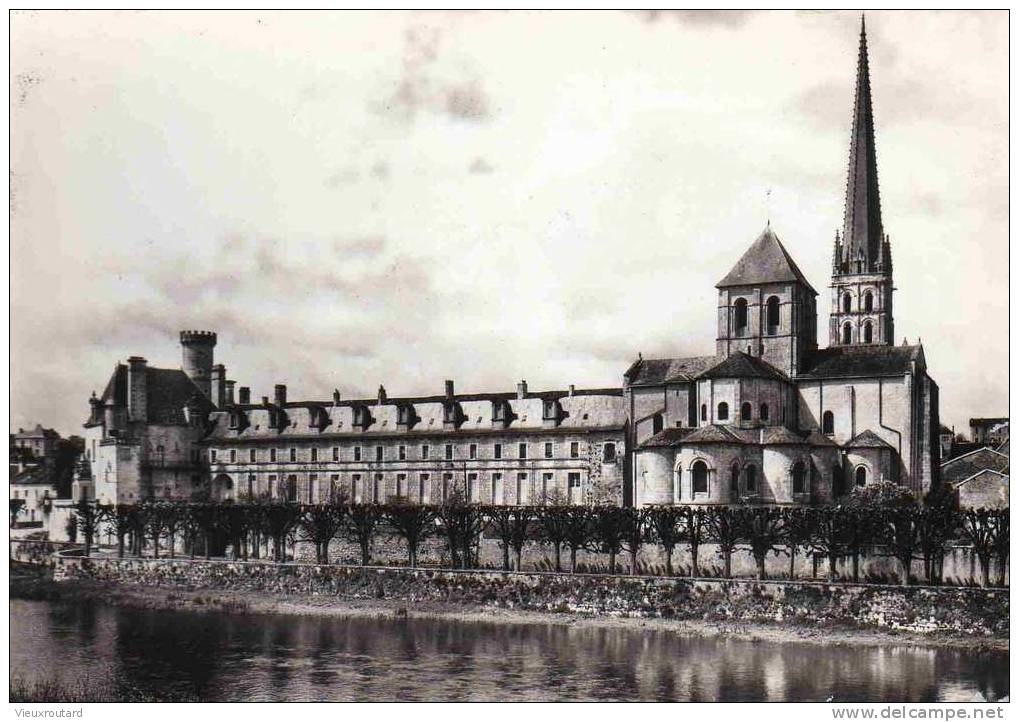 CPSM.  SAINT SAVIN SUR GARTEMPE. L'EGLISE ET LES BATIMENTS ABBATIAUX. - Saint Savin