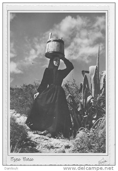 20 / FL/ TYPES CORSES, FEMME PORTANT LA SECCHIA (porteuse D'eau), CPSM N° 4414 Ed Miramont, Format 9 X 14 - Corse