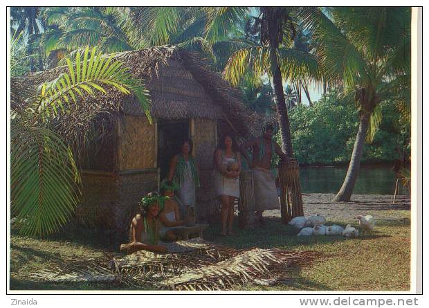 CARTE POSTALE DE TAHITI - FAMILLE POLYNESIENNE DEVANT UN FARE - Tahiti