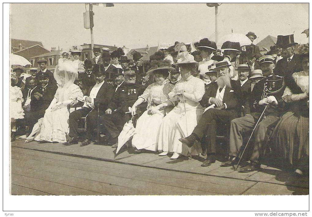 CARTE PHOTO NON SITUEE NOMBREUX OFFICIELS CIVILS ET MILITAIRES FEMMES EN HABIT - Recepties