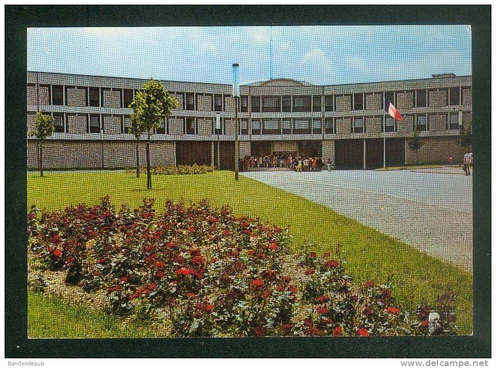 Fleury Merogis ( 91) - Centre Pénitentiaire ( Animée Femmes Devant L'entrée De La Prison LA CIGOGNE ) - Fleury Merogis