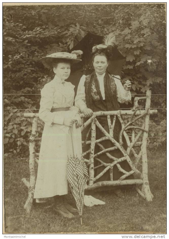 Bruxelles. Belgique. A. Henneuse. ´Ravin Du Bois De La Cambre´ 2 Femmes En Costumes. - Non Classés