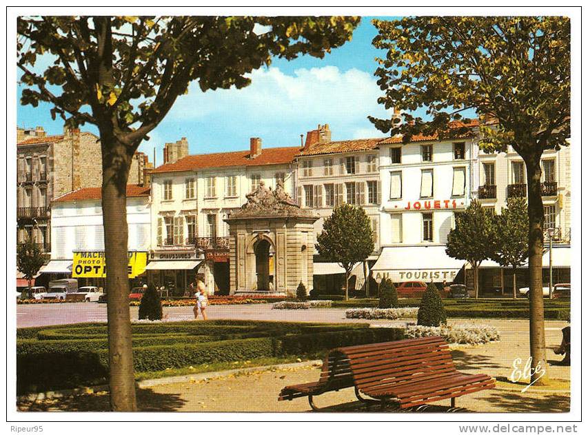 17 ROCHEFORT - La Place Colbert Et La Fontaine Monumentale - Rochefort