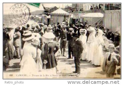 Cabourg - Terrasse De La Mer à L'heure Du Bain - Cabourg