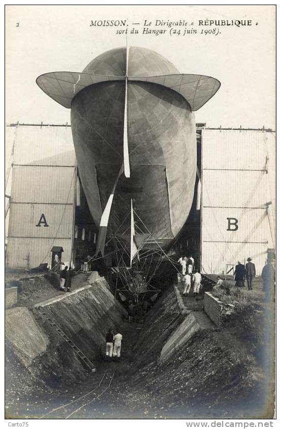 AVIATION - Dirigeable République Sort Du Hangar - Militaria - Airships