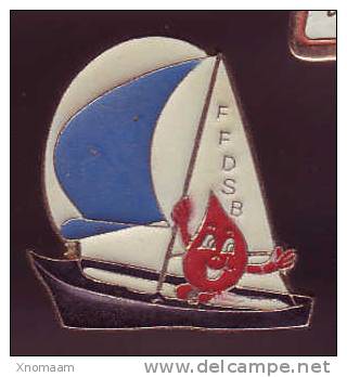 Pin´s Voilier FFDSB - Bateaux