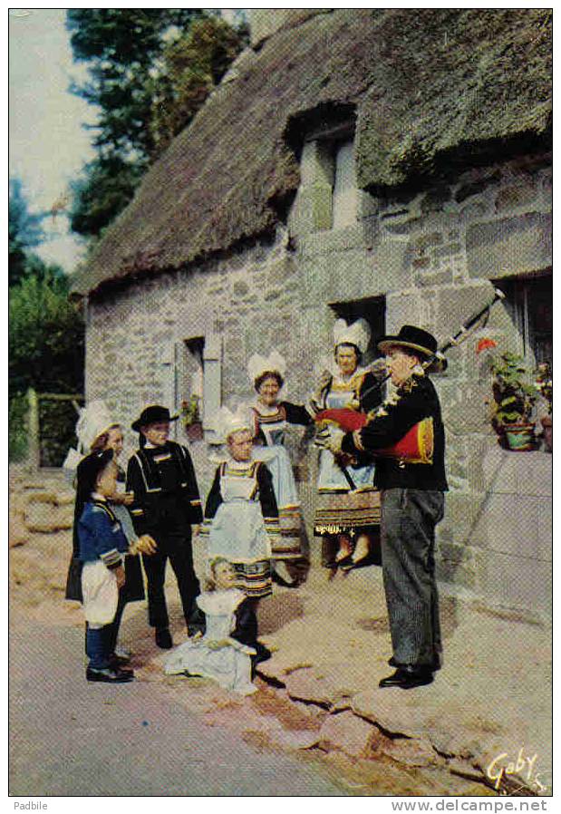 Carte Postale 29. Pont-Aven Riec-sur-Belon  Nevez Bombarde Et  Biniou En Attendant La Mariée Trés Beau Plan - Névez