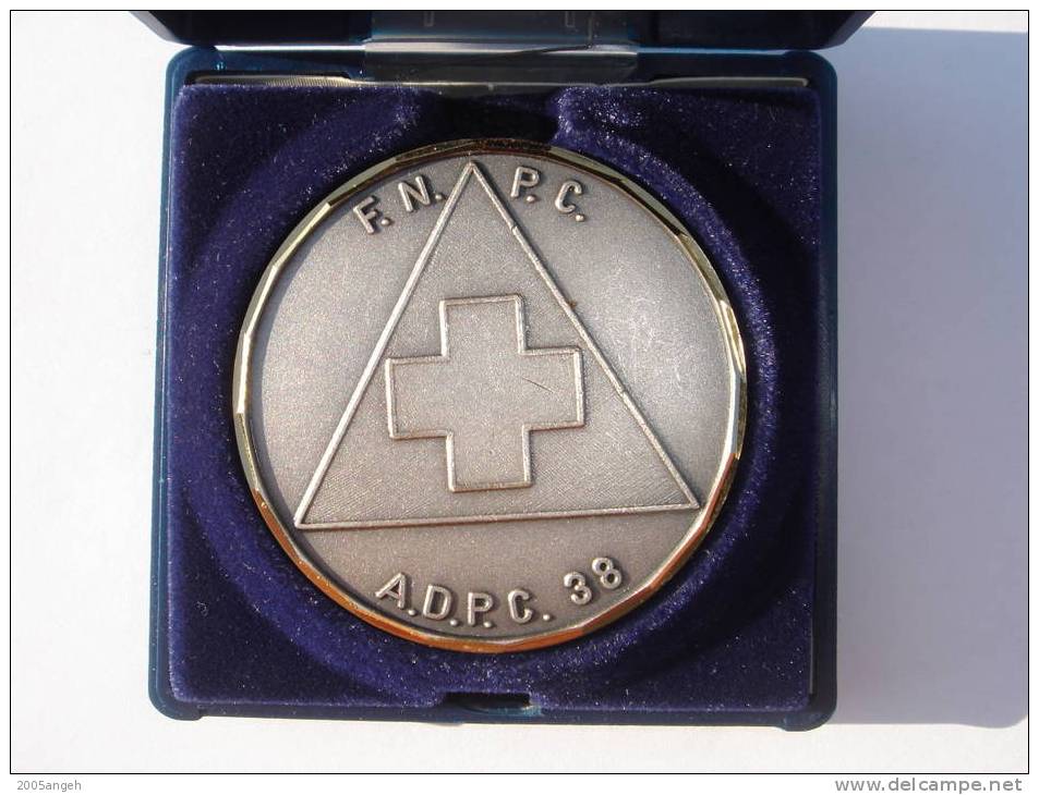 Médaille -  F.N  P.C. - A.D.P.C. 38.-25éme Anniversaire 1964 - 1989. - Obj. 'Souvenir De'