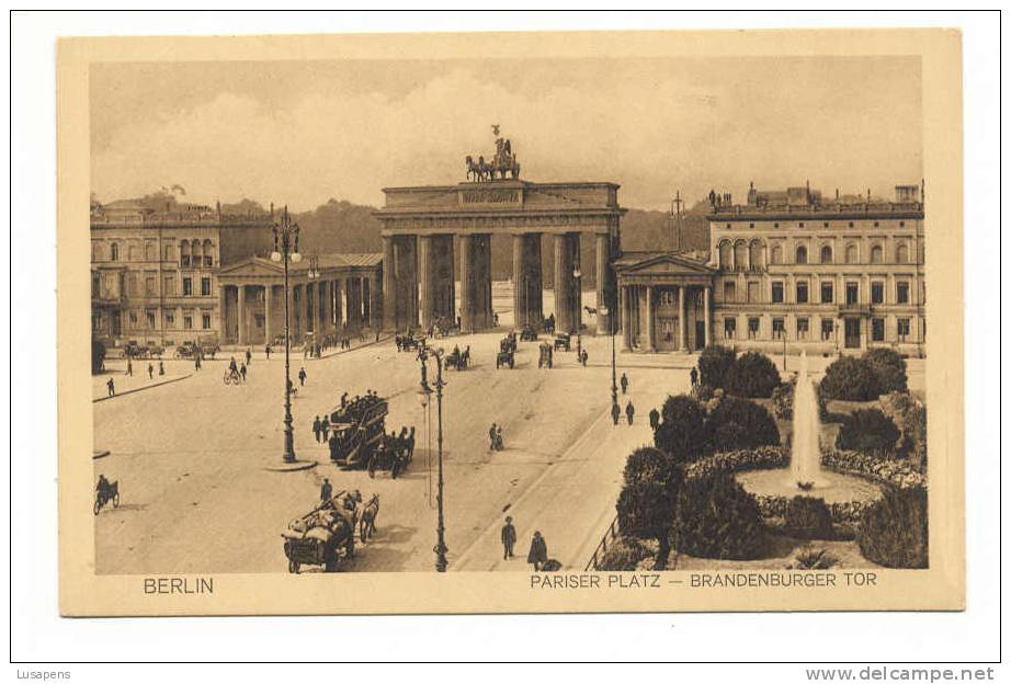 OLD FOREIGN 0299 - GERMANY - Deutschland - BERLIN - Pariser Platz - Alter Bus - Brandenburger Tor