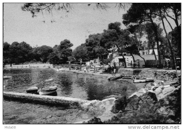 83. BOULOURIS  Et Ses Petites Plages.  .carte Couleur. 25.116 - Boulouris