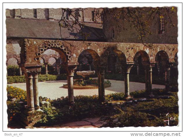 {54357} 29 Finistère Daoulas, Le Cloître De L´ Abbaye Du XIIè Siècle , Arcades Sculptées Et Célèbre Vasque à Têtes - Daoulas