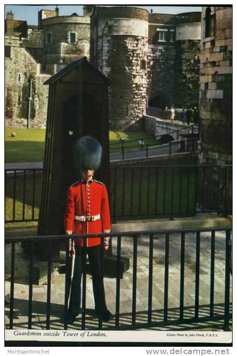 Londres. Royaume Uni. Guardsman Outside Tower Of London. - Tower Of London